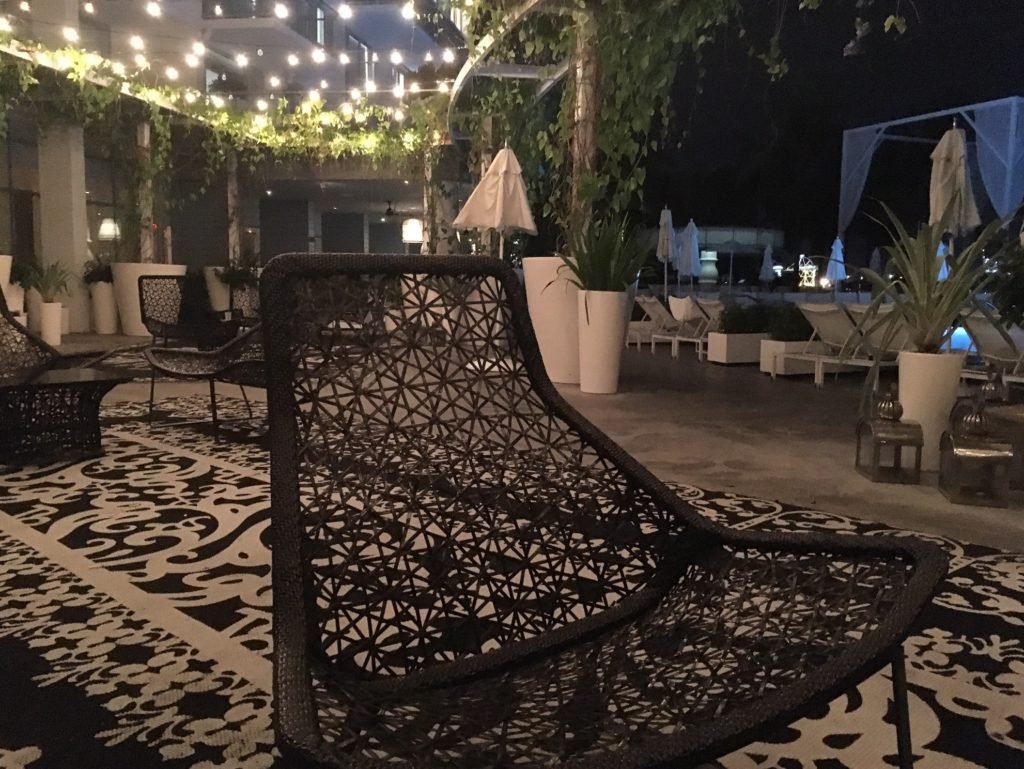 Am Abend beleuchtet: der Außenbereich mit Cocktailbar