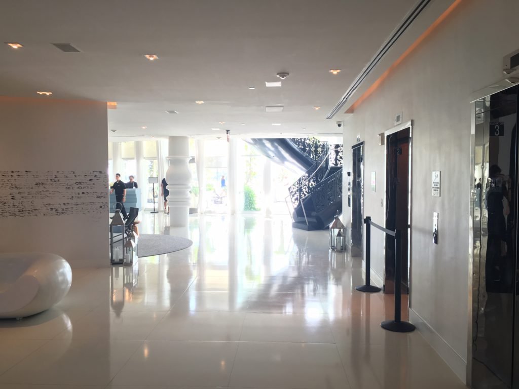 Die Lobby des Mondrian: hell und lichtdurchflutet