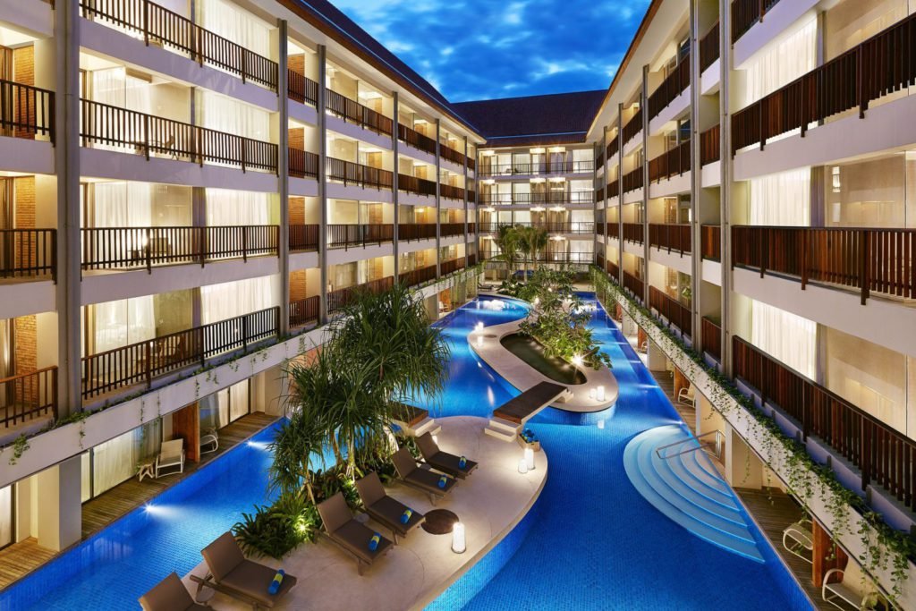 Blick auf großen Pool im Four Points by Sheraton Bali Kuta 