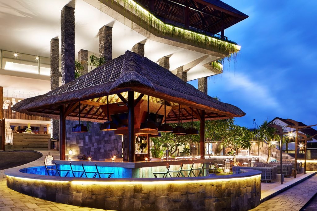 Eingang mit Bar im Four Points by Sheraton Bali Kuta 