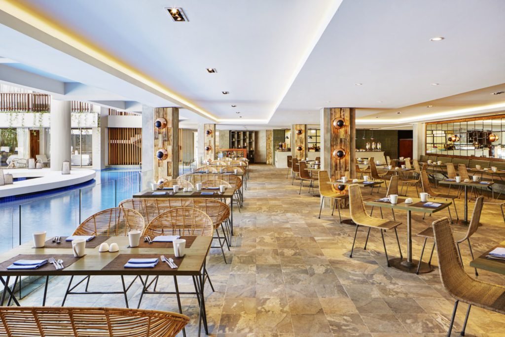Restaurant am Pool im Four Points by Sheraton Bali Kuta 