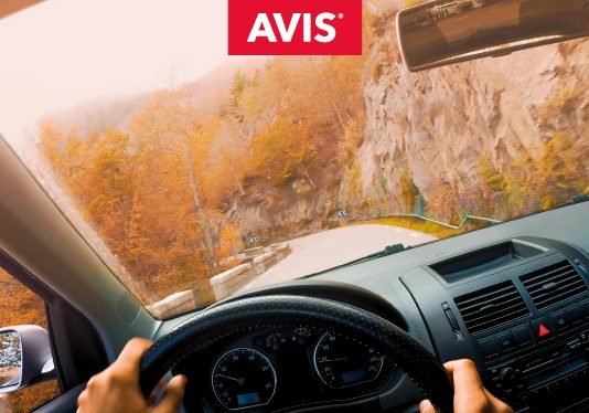 Avis mieten und 4.000 BahnBonus Punkte kassieren Mann am Steuer eines Avis-Mietwagens