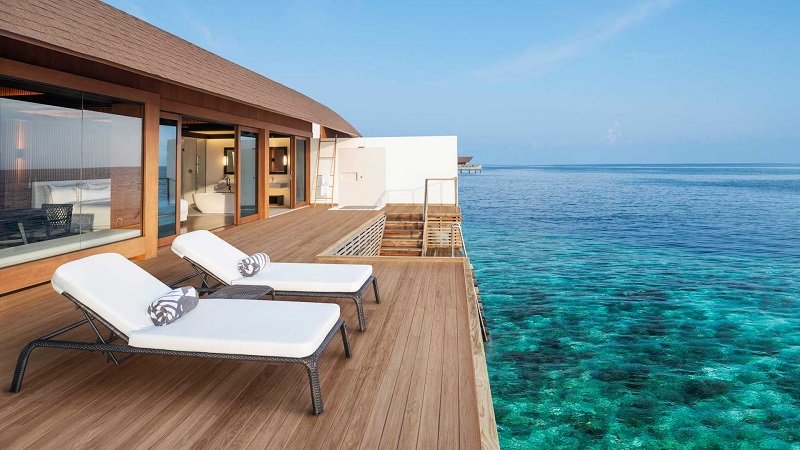 Luxus auf deiner Malediven Reise: Westin Mirandhoo Terrasse der Overwater Suite 