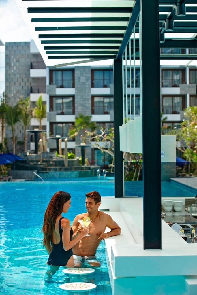 Pool Bar im Courtyard Bali Seminyak 