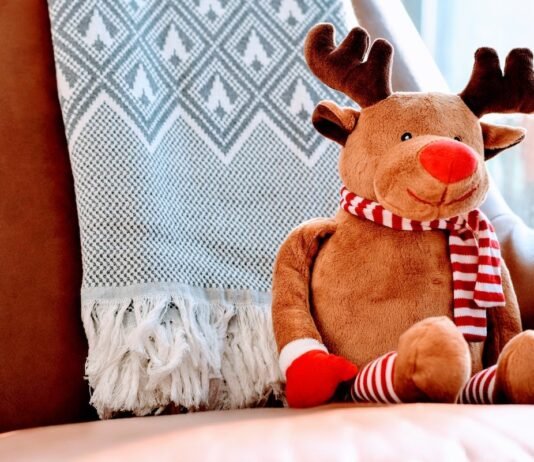 Adventskalender Gewinnspiel mit vielen Preisen Die Zeit für Geschenke naht erneut, und mit ihr kommen auch 2025 die Adventskalender-Gewinnspiele. Foto: Tim Gouw on unsplash