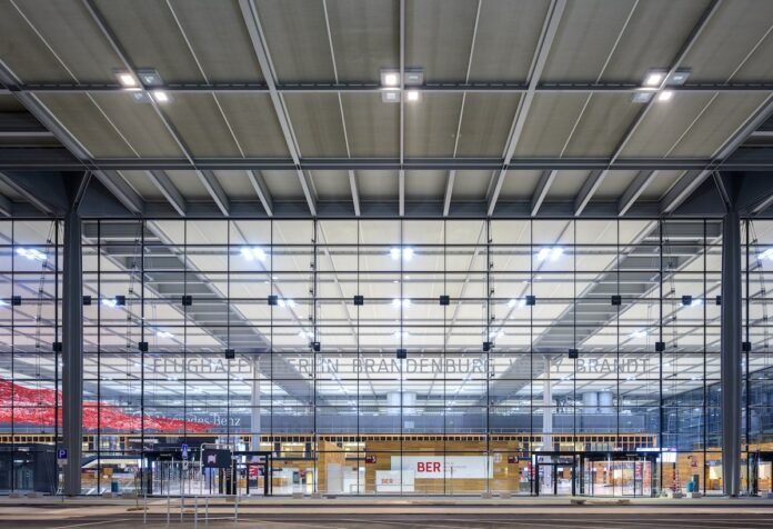 Flughafen Berlin BER schließt Terminal Fassade