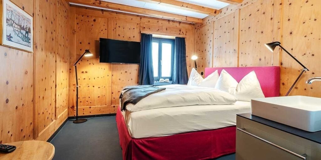  Doppelzimmer vom Hotel Piz Mitgel in Savognin im Kanton Graubünden