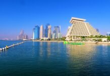 Qatar Airways fliegt dreimal pro Tag nach Frankfurt Hochhäuser in Doha, Qatar