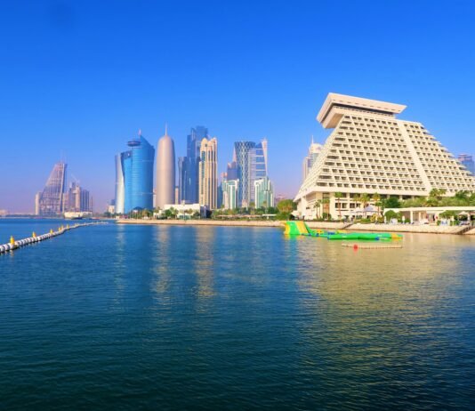 Qatar Airways fliegt dreimal pro Tag nach Frankfurt Hochhäuser in Doha, Qatar