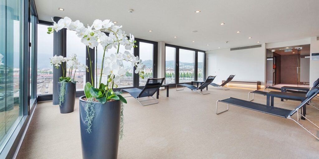 Ruheraum im 5. Stock mit Blick über die Stadt - Radisson Blu Hotel Luzern