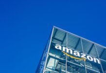 Bei Amazon Miles & More Meilen sammeln: Bis zu 12-fach im Dezember Amazon-Logo am Bürogebäude