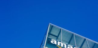 Bei Amazon Miles & More Meilen sammeln: Bis zu 12-fach im Februar Amazon-Logo am Bürogebäude