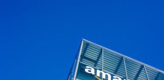 Bei Amazon Miles & More Meilen sammeln: Bis zu 5-fach im Januar Amazon-Logo am Bürogebäude
