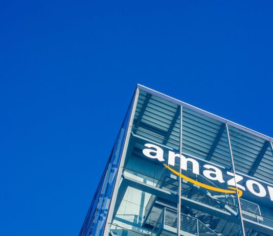 Bei Amazon Miles & More Meilen sammeln: Bis zu 5-fach im Januar Amazon-Logo am Bürogebäude
