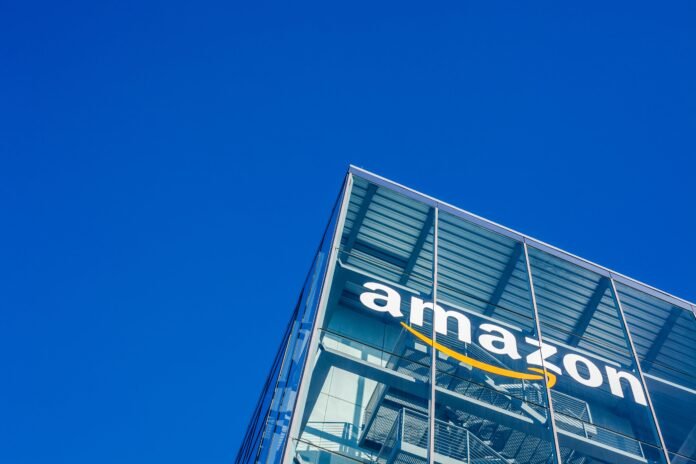 AdobeStock_307596857_Editorial_Use_Only-min Amazon-Logo am Bürogebäude