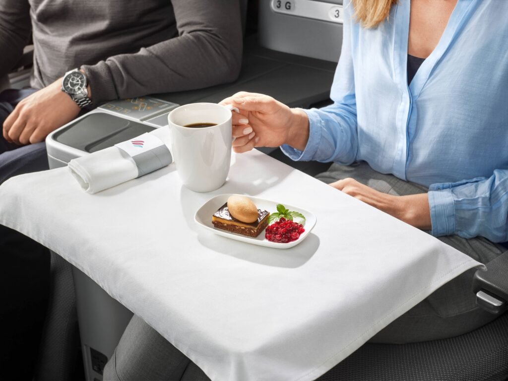 Kaffee und Kuchen werden serviert als Dessert bei Eurowings Discover