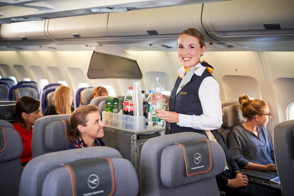 Flugbegleiter beim Service - Economy Class Lufthansa