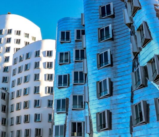 3-fache Miles and More Meilen bei H-Hotels sammeln Modernistisches Gebäude in Düsseldorf