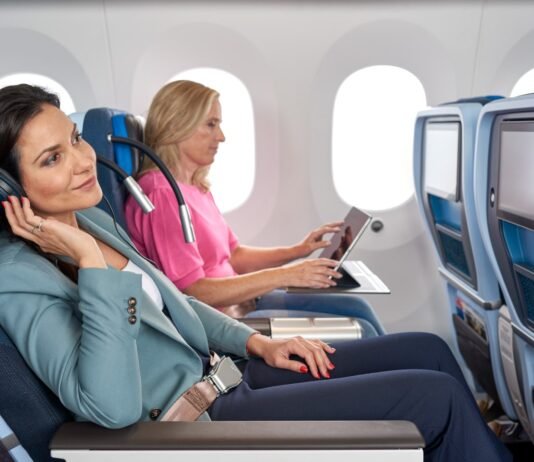 KLM Premium Comfort feierte Premiere nach New York Frau Sitzt in die Premium Confort Class von KLM
