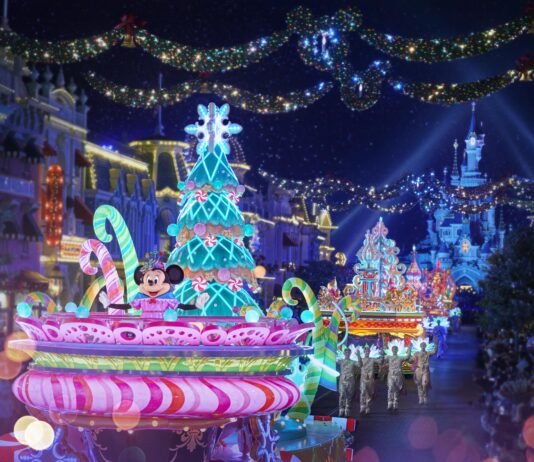 Weihnachten im Disneyland Paris Mickey's Dazzling Christmas Parade 3©DISNEY