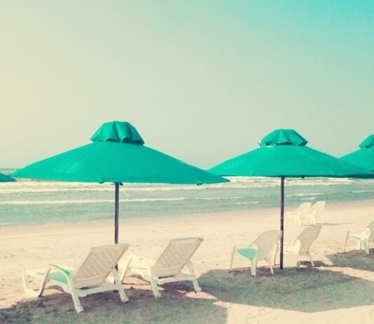 100 Payback Punkte kostenlos und bis zu 14.000 Punkte extra Vintage grüne Regenschirme im Strand