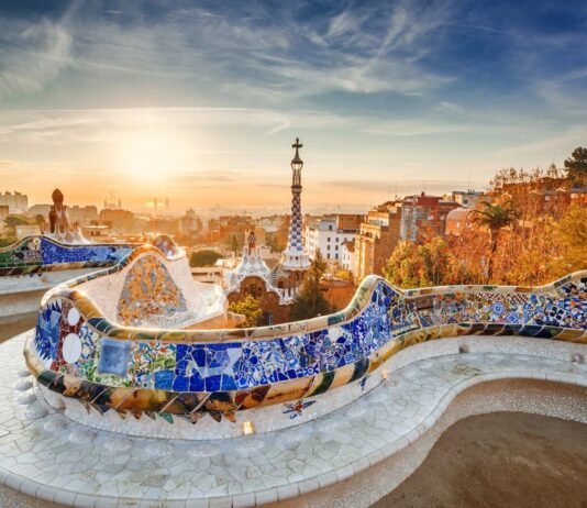 3 Tage in Barcelona: Highlights und Aktivitäten im Überblick Du möchtest Barcelona erkunden, hast jedoch nur drei Tage Zeit? Keine Sorge, in diesem ausführlichen Reiseführer zeigen wir dir, wie du das Beste aus deinem Kurzurlaub in Barcelona herausholen kannst.