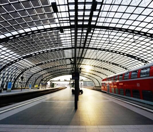 DB und SIXT: 300 BahnBonus Prämienpunkte  Deutsche Bahn Zug