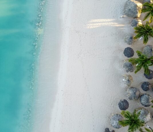 KLM Gewinnspiel: Gewinne eine Traumreise für zwei nach Aruba Gewinne mit KLM eine Reise nach Aruba / Bild: Lex Melony - Unsplash