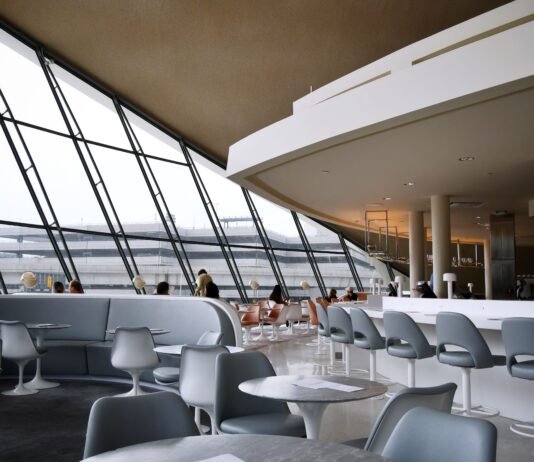 Flughafen Lounge: Lohnt sich ein Priority Pass? John F. Kennedy International Airport (JFK) / Bild: Max Harlynking - Unsplash