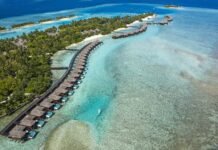 Wie ist das Sheraton Maldives Full Moon Resort & Spa? Das Sheraton Maldives Full Moon Resort & Spa ist ein luxuriöses Resort auf den Malediven mit traumhaften Stränden und kristallklarem Wasser. (c) Marriott International