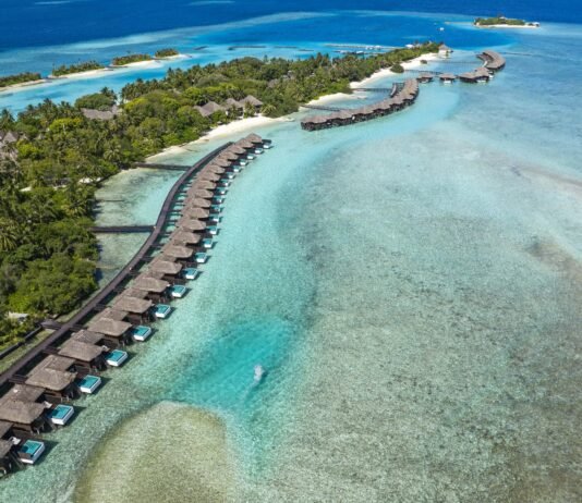 Wie ist das Sheraton Maldives Full Moon Resort & Spa? Das Sheraton Maldives Full Moon Resort & Spa ist ein luxuriöses Resort auf den Malediven mit traumhaften Stränden und kristallklarem Wasser. (c) Marriott International