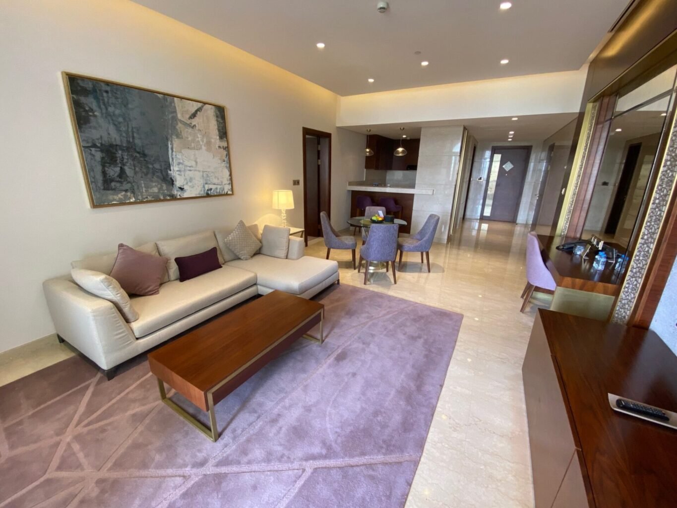 Al Messila Resort + Spa Doha Grand Deluxe Suite Sofa und Blick ins Wohnzimmer
