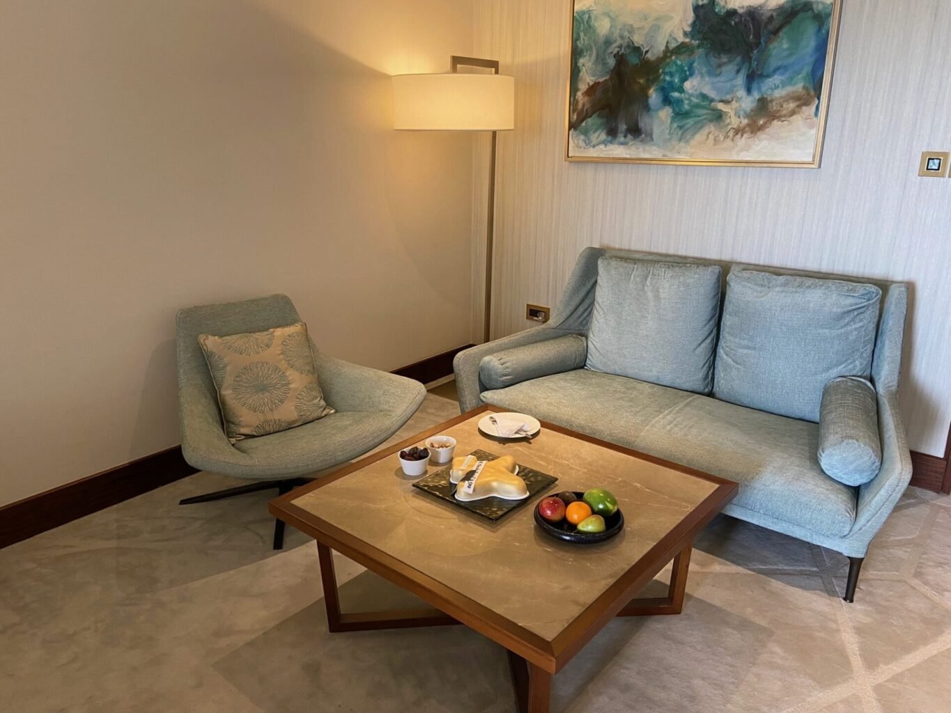 Deluxe Gästezimmer Al Messila Resort + Spa Doha Sofa und Tisch