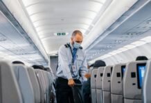 Als Flugbegleiter arbeiten: was spricht dafür und dagegen? Als Flugbegleiter zu arbeiten ist eine sehr attraktive Arbeit für alle, die gerne unterwegs sind / Bild: Lukas Souza - Unsplash