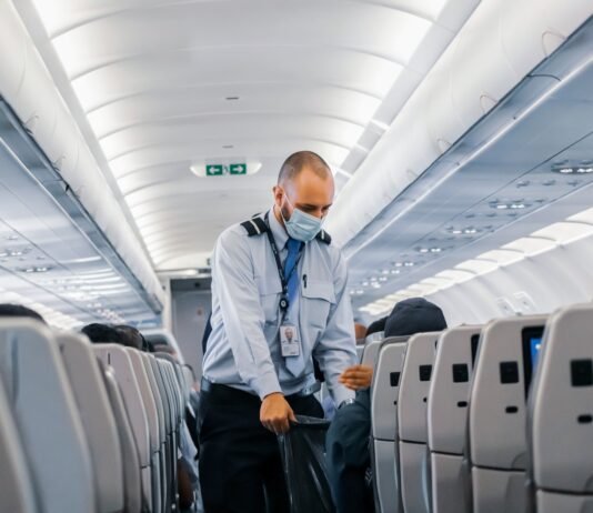 Als Flugbegleiter arbeiten: was spricht dafür und dagegen? Als Flugbegleiter zu arbeiten ist eine sehr attraktive Arbeit für alle, die gerne unterwegs sind / Bild: Lukas Souza - Unsplash