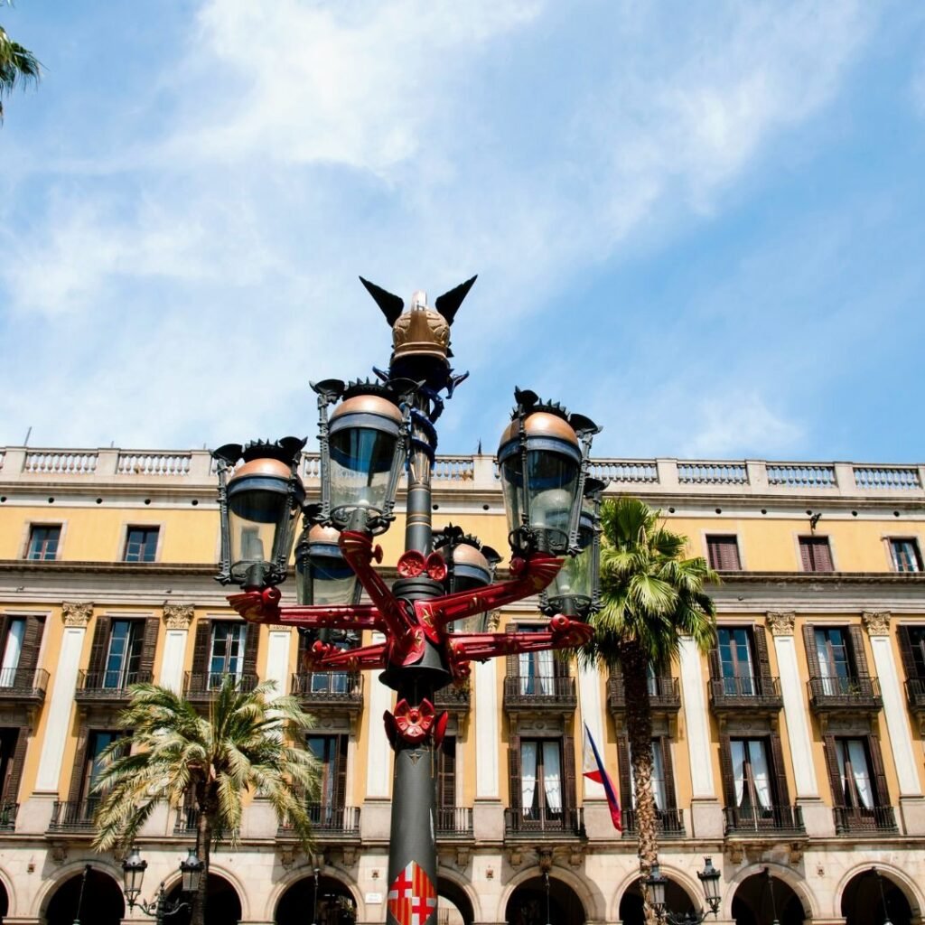 Straßenlaternen der Plaza Real, die ein Entwurf von Gaudí sind.