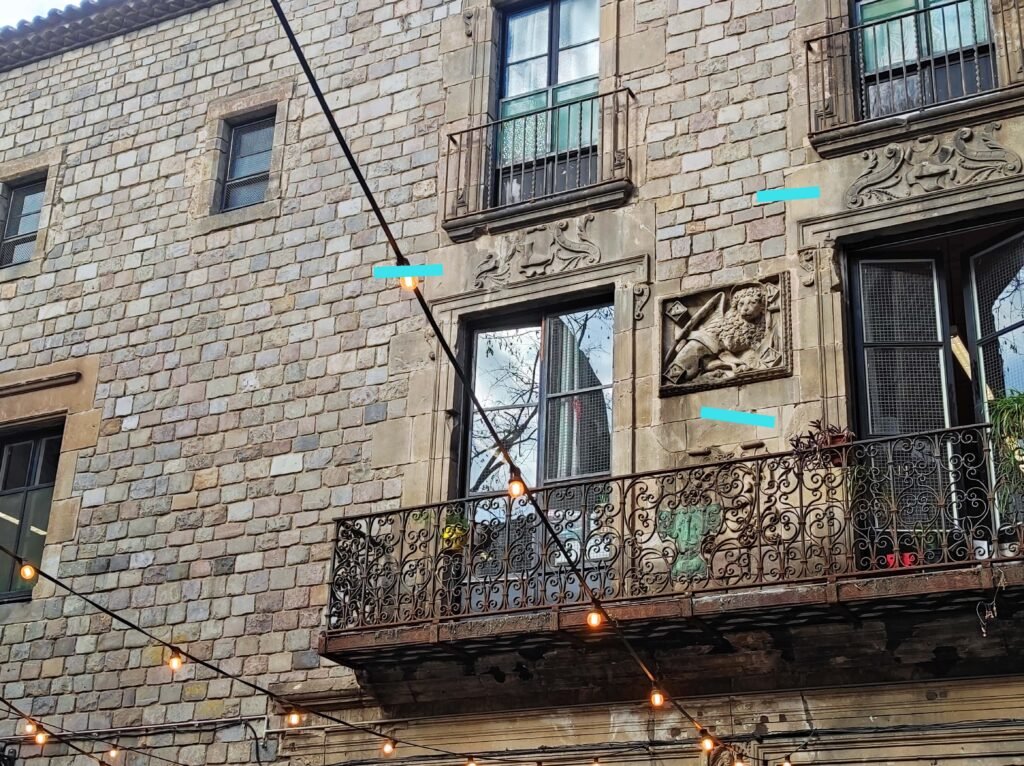 Die Plaza de Sant Neri erhielt viele gotische Elemente, die an den Fassaden der Gebäude angebracht wurden