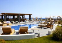 Hilton Honors neue Aktion: Resort to More Points Sea Breeze Santorini Beach Resort / Copyright © 2023 Hilton.