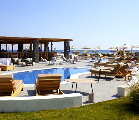 Hilton Honors neue Aktion: Resort to More Points Sea Breeze Santorini Beach Resort / Copyright © 2023 Hilton.