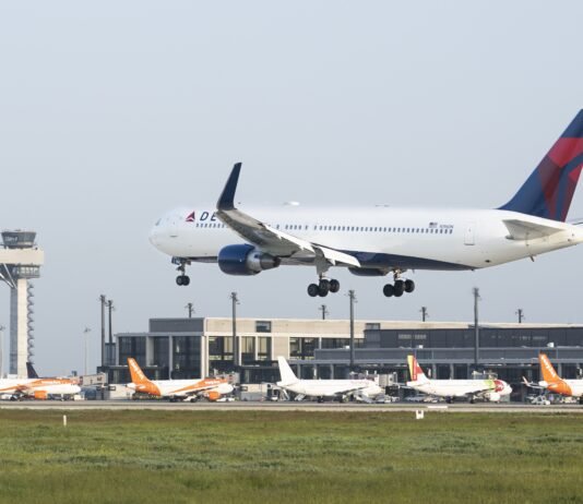 Delta Air Lines ab BER: Tägliche Flüge nach New York-JFK Herzlich Willkommen zurück in Berlin! Delta Air Lines verbindet ab sofort den BER nonstop mit dem Flughafen JFK in New York.
