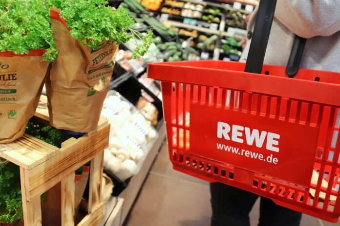 Von 27. November bis 24. Dezember 2023 sammelst du in der REWE App bei vier Einkäufen bis zu 15-fache PAYBACK Punkte. / Copyright (c) REWE