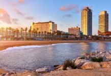 Barceloneta – Das Küstenviertel Barcelonas Barceloneta ist ein lebendiges Viertel am Meer, bekannt für seine schönen Strände, das mediterrane Flair und die köstliche Küche.