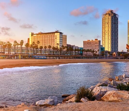 Barceloneta – Das Küstenviertel Barcelonas Barceloneta ist ein lebendiges Viertel am Meer, bekannt für seine schönen Strände, das mediterrane Flair und die köstliche Küche.