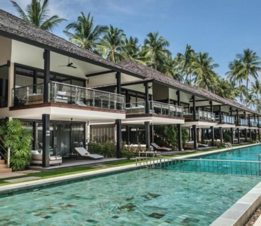 Wie ist das Nikki Beach Resort & Spa Koh Samui? Am ruhigen Lipa Noi Strand auf der beliebten Insel Thailand gelegen, bietet das Nikki Beach Resort & Spa Koh Samui seit seiner Eröffnung im Jahr 2010 eine einzigartige Kombination aus Luxus, Entspannung und Unterhaltung. Foto: Nikki Beach Global