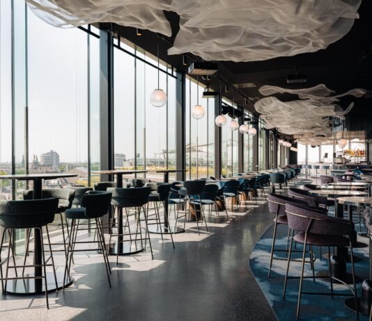 LuminAir, die aufregendste Rooftop-Bar in Amsterdam, hat geöffnet Die neue LuminAir Bar auf der elften Etage des DoubleTree by Hilton Amsterdam Centraal Station ist von der inspirierenden Atmosphäre Amsterdams geprägt. Copyright © 2023 Hilton