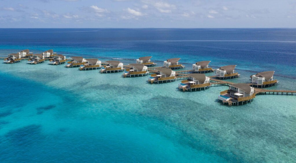 Im JW Marriott Maldives Resort & Spa erwarten dich luxuriöse Villen für ein unvergessliches Urlaubserlebnis.(c) Marriott International