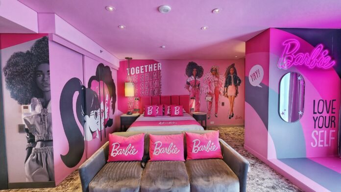 Hilton-Bogota-Corferias-Barbie-Suite-3-min Hilton Bogota Corferias präsentiert die erste Barbie Hotel Suite in der kolumbianischen Hauptstadt mit einer Vielzahl von Barbie-Themenprogrammen. Verfügbar bis Juli 2024. Copyright (c) Hilton