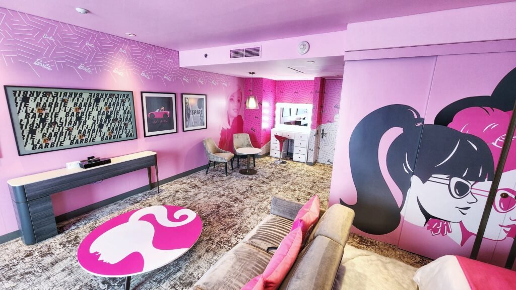 Hilton: Barbie Suite in Bogotá - Wohnzimmer. Copyright (c) Hilton