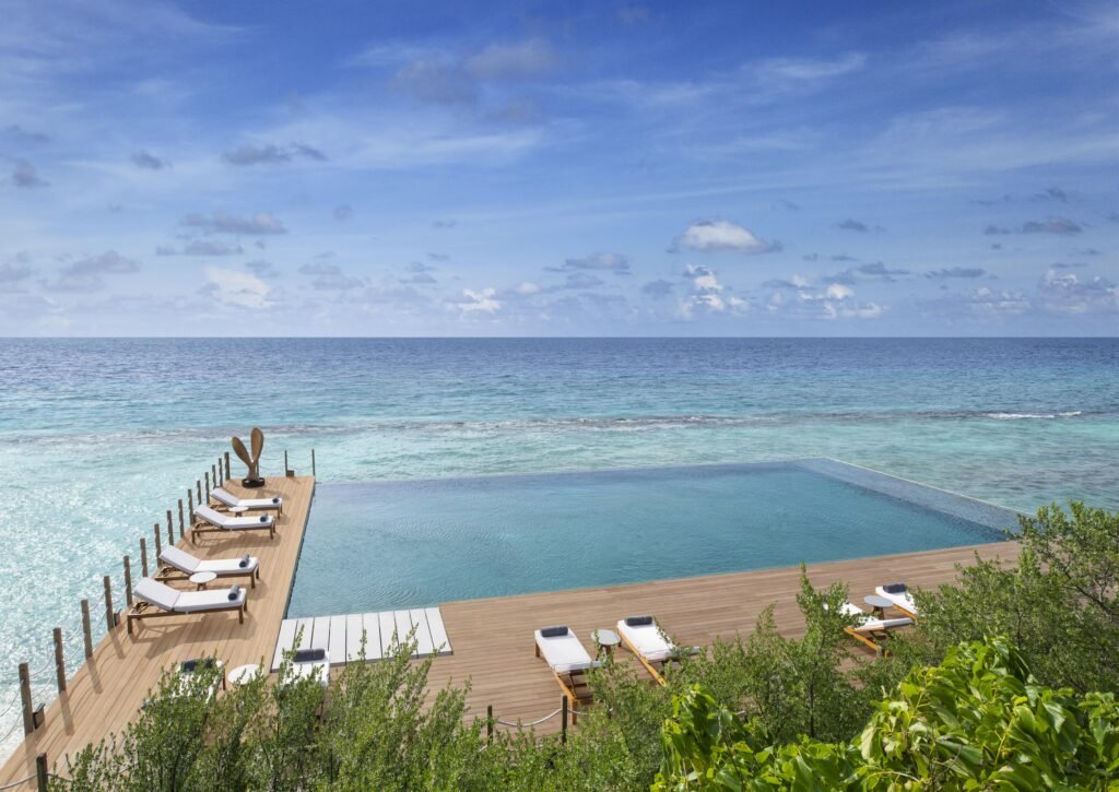 JW Marriott Maldives: Pool. (c) Marriott International-min