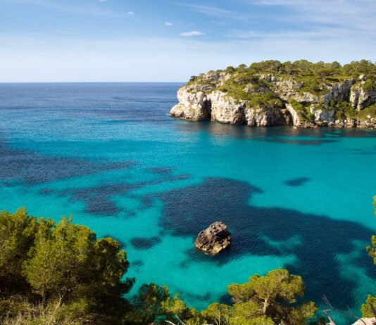 Barcelona – Menorca in nur dreieinhalb Stunden Das Schiff Cecilia Payne von Baleària verbindet täglich die Route Barcelona - Menorca in einer dreieinhalbstündigen Fahrt.